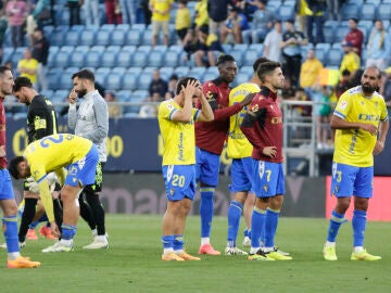 Los jugadores del Cádiz tras certificarse su descenso a segunda división