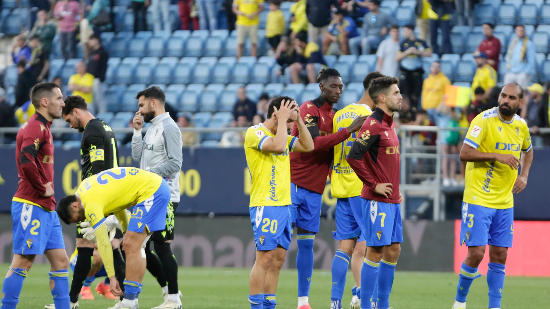 Los jugadores del Cádiz tras certificarse su descenso a segunda división