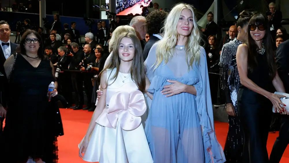 Sienna Miller y su hija Marlowe en el Festival de Cannes Sienna Miller y su hija Marlowe en el Festival de Cannes