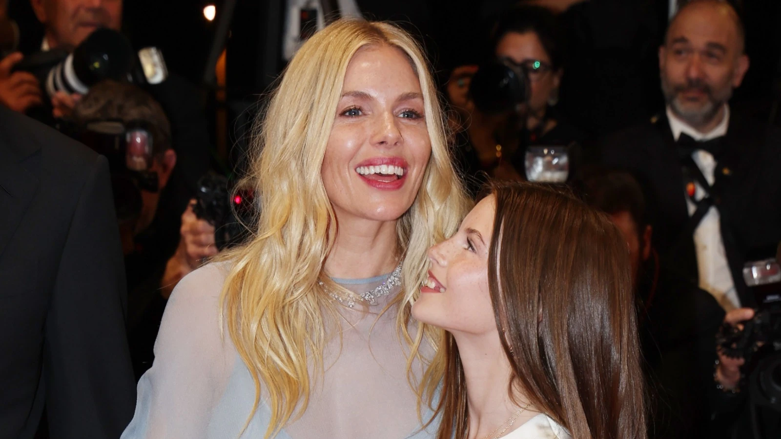 Sienna Miller junto a su hija Marlowe en el Festival de Cannes Sienna Miller junto a su hija Marlowe en el Festival de Cannes