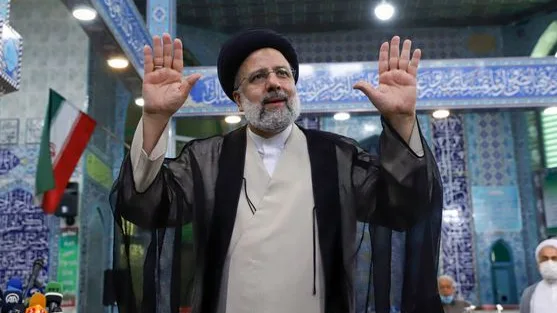 IRÁN, ¿AHORA QUÉ? El fallecido Ebrahim Raisí, durante la campaña electoral de 2021