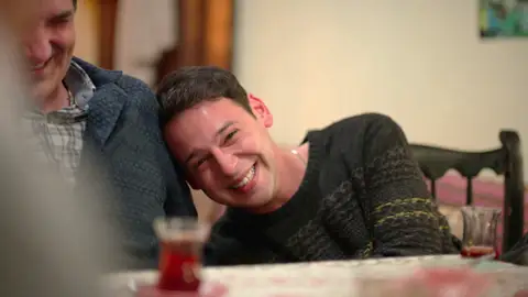 En el último capítulo de Hermanos: Sengül y Fatma vuelven a casa y Orhan evita una desgracia En el último capítulo de Hermanos: Sengül y Fatma vuelven a casa y Orhan evita una desgracia