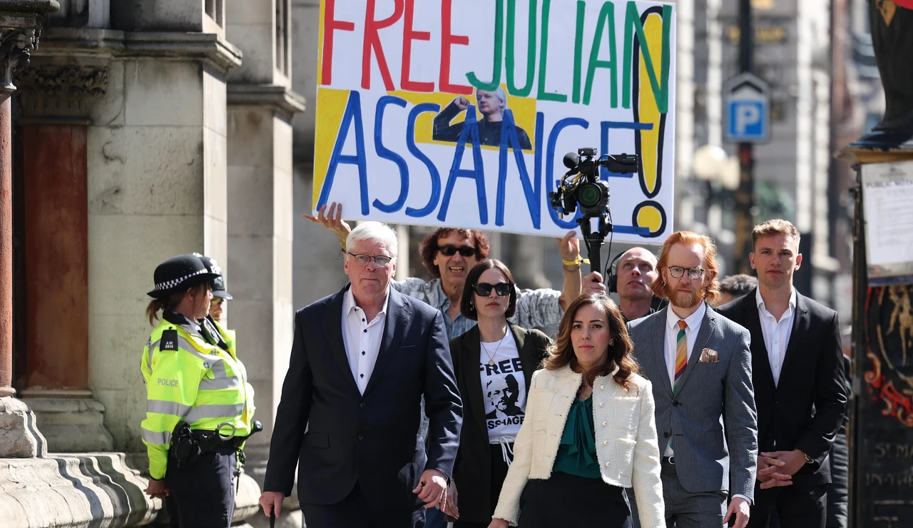 La editora jefe de Wikileaks, Kristinn Hrafnsson y la esposan Stella Assange