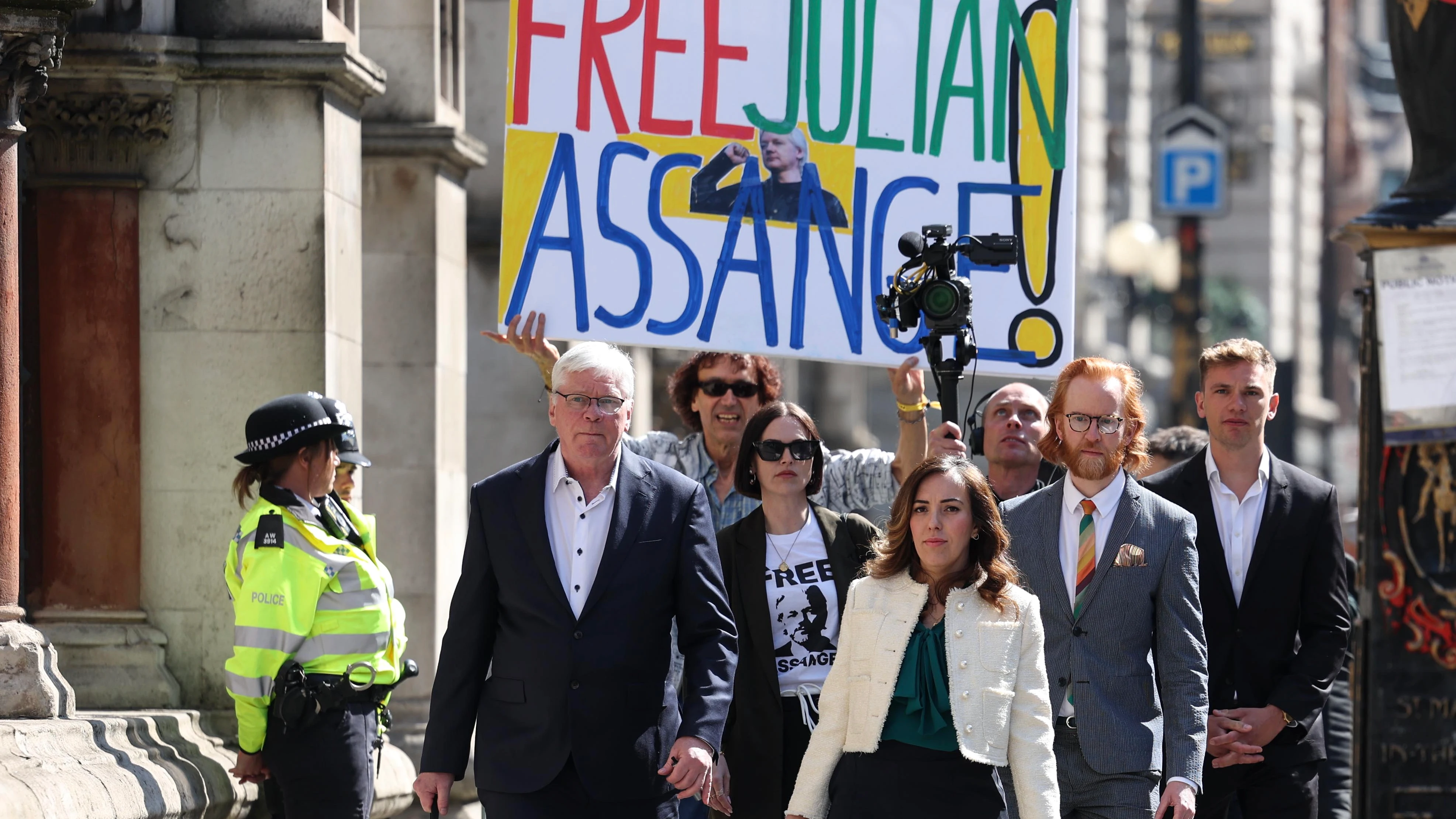 La editora jefe de Wikileaks, Kristinn Hrafnsson y la esposan Stella Assange La editora jefe de Wikileaks, Kristinn Hrafnsson y la esposan Stella Assange
