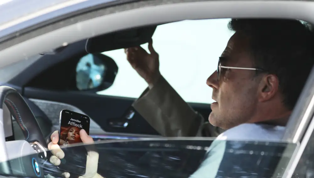 Ben Affleck muestra que tiene en registrada a su mujer como Jennifer Affleck en el móvil Ben Affleck muestra que tiene en registrada a su mujer como Jennifer Affleck en el móvil