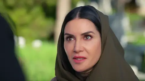 Suzan y Şevval, cara a cara frente a la tumba de Ahmet: “Tus hijos algún día descubrirán la persona que eres” Suzan y Şevval, cara a cara frente a la tumba de Ahmet: “Tus hijos algún día descubrirán la persona que eres”