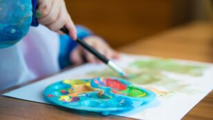 Ni&ntilde;o pintando en una guarder&iacute;a