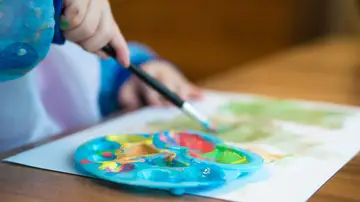 Niño pintando en una guardería Niño pintando en una guardería