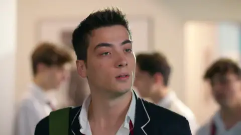 ¡Menuda confusión! Sarp piensa que Lydia está enamorado de él, pero a ella en realidad le gusta Ömer ¡Menuda confusión! Sarp piensa que Lydia está enamorado de él, pero a ella en realidad le gusta Ömer