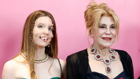 Tita Cervera posa con su hija Carmen ante los medios Tita Cervera posa con su hija Carmen ante los medios