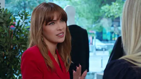 Kumru le tiende una trampa a Canan, acusándola de ladrona y poniendo fin a su amistad Kumru le tiende una trampa a Canan, acusándola de ladrona y poniendo fin a su amistad