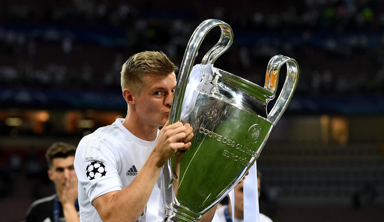 Toni Kroos besa la Champions conquistada en Milán en 2016