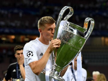 Toni Kroos besa la Champions conquistada en Milán en 2016
