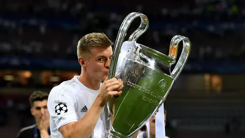 Toni Kroos besa la Champions conquistada en Milán en 2016 Toni Kroos besa la Champions conquistada en Milán en 2016