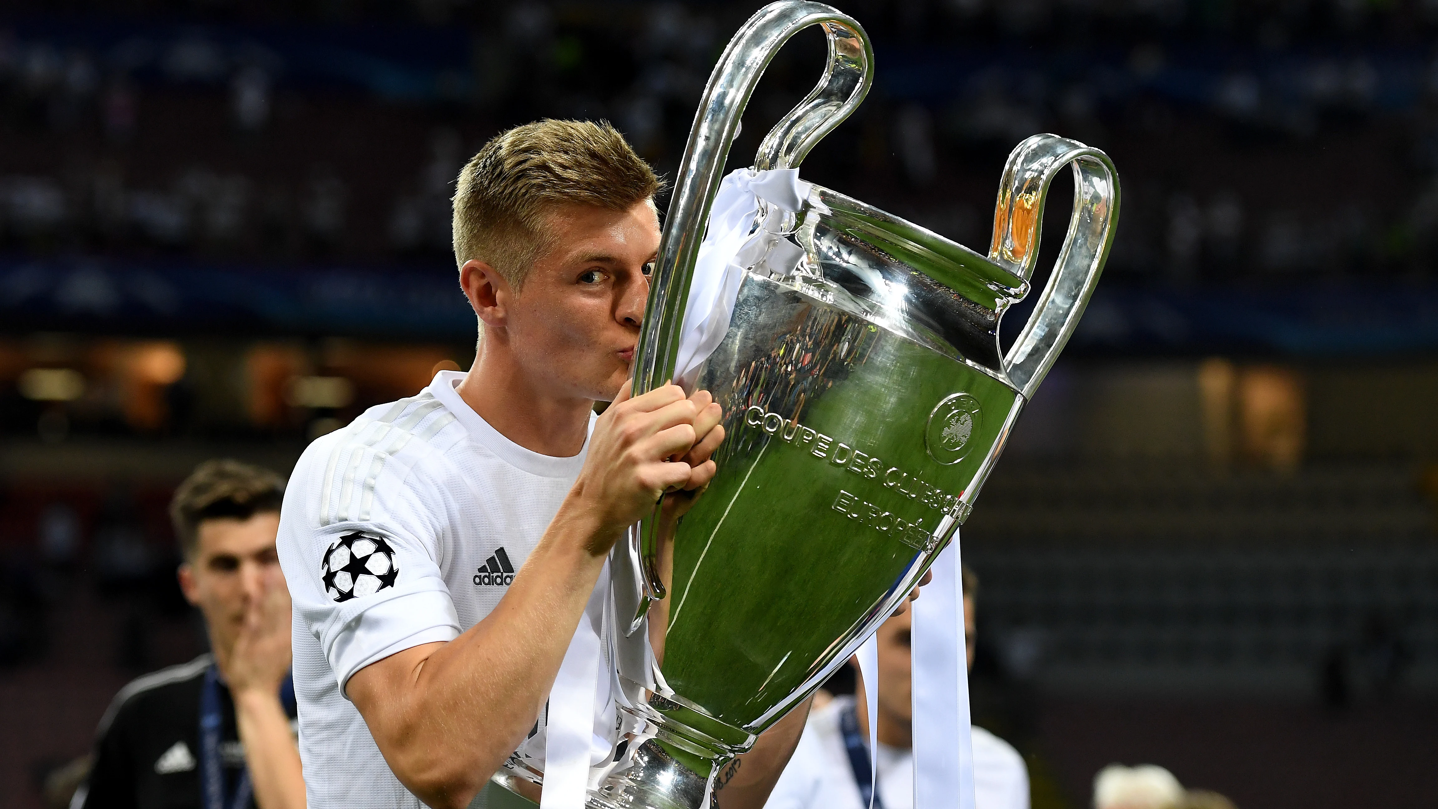 Toni Kroos besa la Champions conquistada en Milán en 2016 Toni Kroos besa la Champions conquistada en Milán en 2016