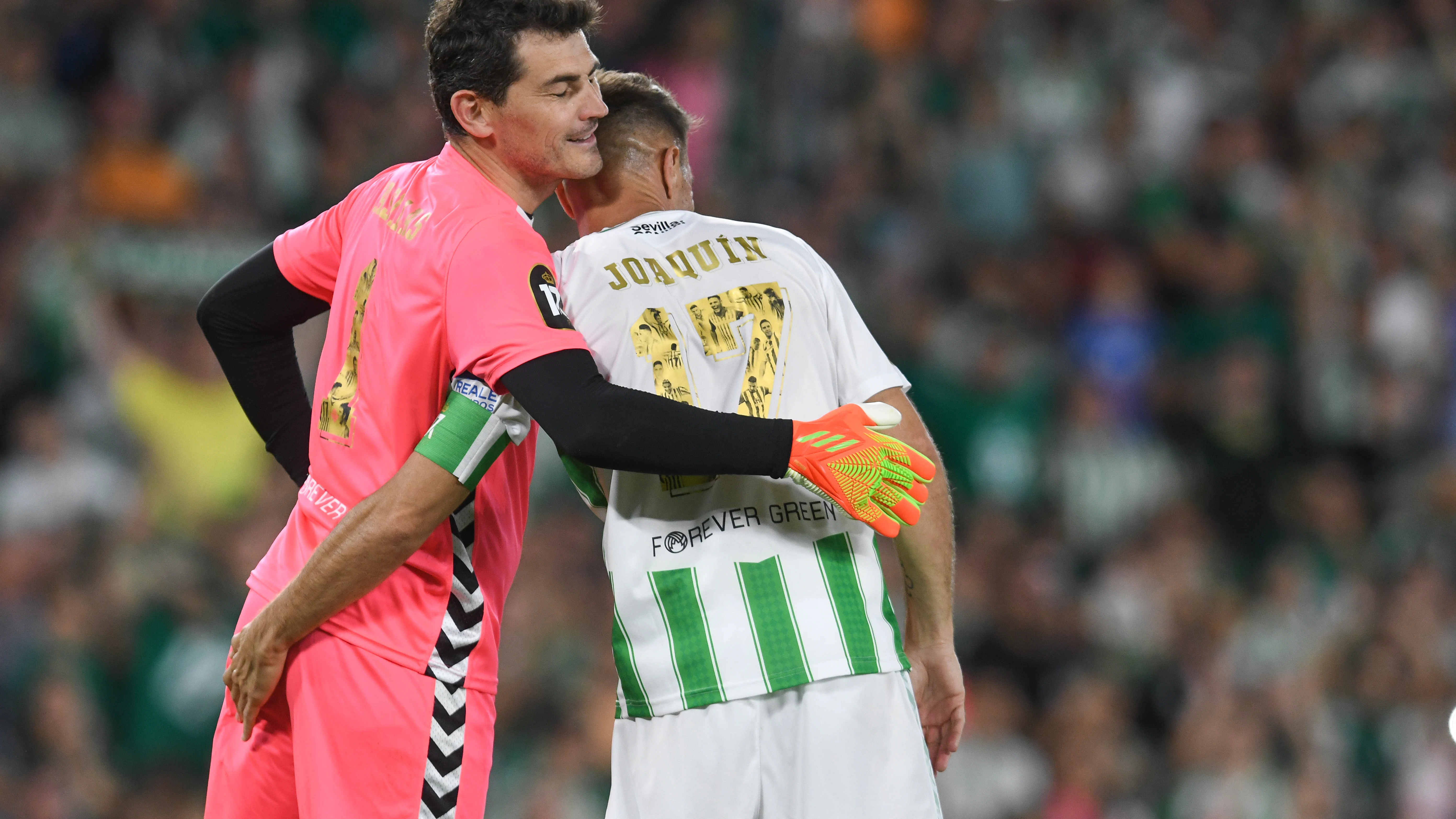 Iker Casillas y Joaqu&iacute;n S&aacute;nchez, sobre el terreno de juego