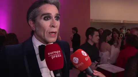Mario Vaquerizo haciendo declaraciones a la prensa Mario Vaquerizo haciendo declaraciones a la prensa
