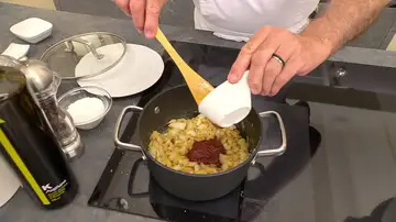 Sazona y cocina la salsa a fuego medio
