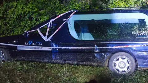 Roban un coche de una funeraria con el objetivo de hacer trompos: "Intuimos que ha sido gente joven" Roban un coche de una funeraria con el objetivo de hacer trompos: "Intuimos que ha sido gente joven"