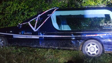 Roban un coche fúnebre para hacer trompos y acaba en una zanja: 
