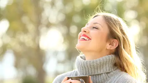 Chica tranquila en la naturaleza Chica tranquila en la naturaleza