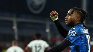Ademola Lookman celebra un gol al Bayer Leverkusen