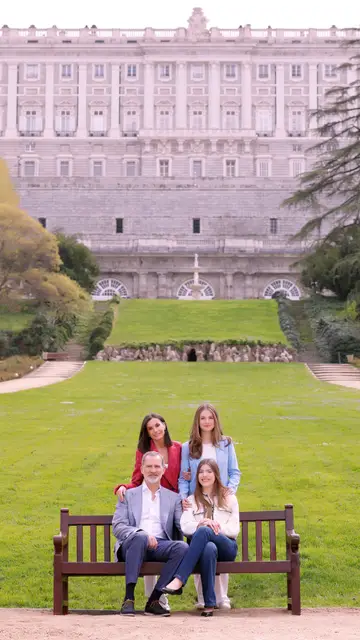 El posado de la Familia Real por el aniversario de Felipe y Letizia El posado de la Familia Real por el aniversario de Felipe y Letizia