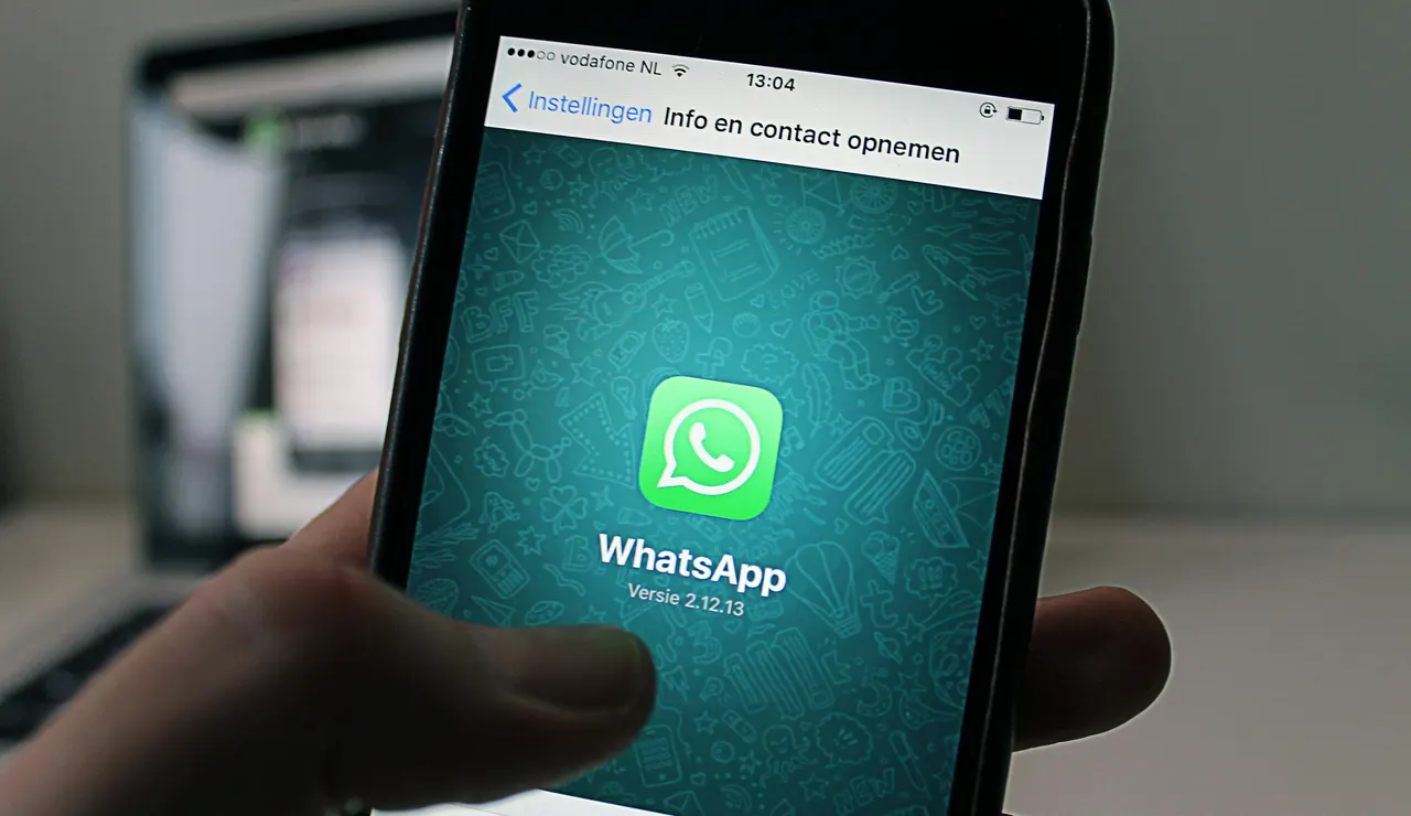 La nueva estafa de WhatsApp que roba tus datos pulsando solo un botón