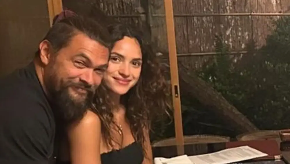 Jason Momoa con su novia Adria Arjona Jason Momoa con su novia Adria Arjona