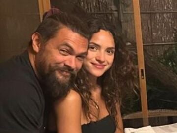 Jason Momoa con su novia Adria Arjona