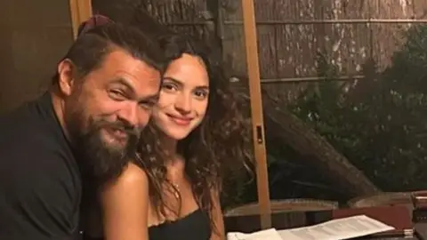 Jason Momoa con su novia Adria Arjona Jason Momoa con su novia Adria Arjona