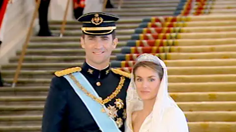 El encargado de entregarle el vestido de novia a Letizia, diseñado por Pertegaz: "Fue el broche de oro de su carrera"