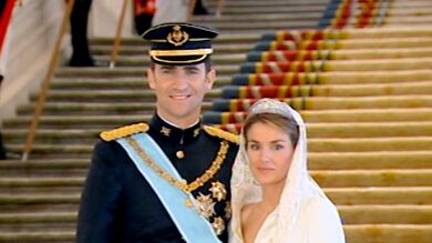 El encargado de entregarle el vestido de novia a Letizia, creado por Pertegaz: 