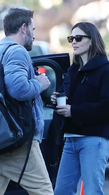 Ben Affleck hablando con su ex Jennifer Garner Ben Affleck hablando con su ex Jennifer Garner