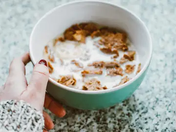 Cuenco de leche con cereales Cuenco de leche con cereales