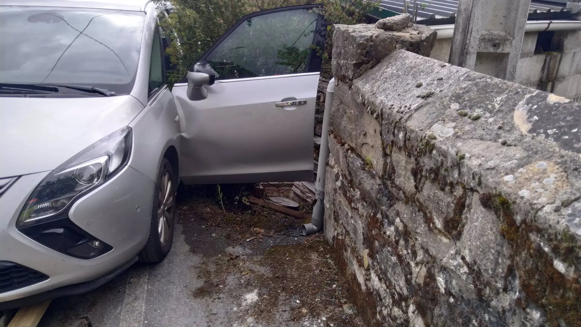 Imagen del vehículo de la mujer fallecida en San Miguel de Arganza, León Imagen del vehículo de la mujer fallecida en San Miguel de Arganza, León