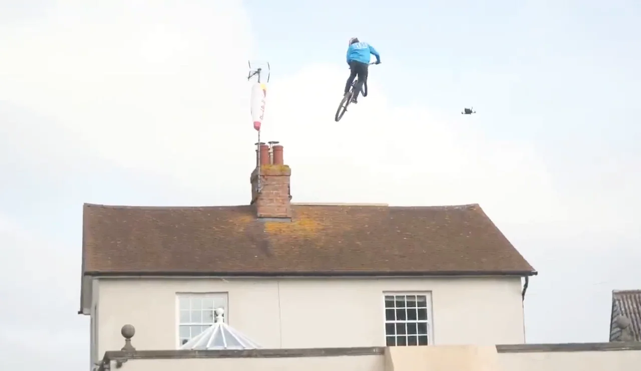 Matt Jones salta sobre su casa