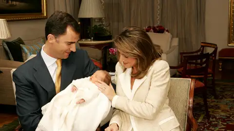 Felipe y Letizia en el posado oficial por el nacimiento de su hija Leonor Felipe y Letizia en el posado oficial por el nacimiento de su hija Leonor