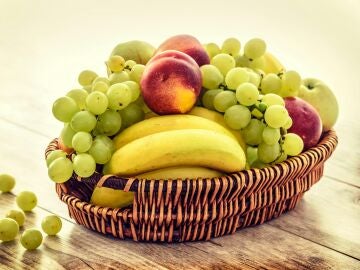 Futero con plátanos, uvas y nectarinas