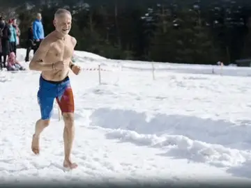 Josef Salek, récord de la media maratón corriendo descalzo sobre hielo y nieve Josef Salek, récord de la media maratón corriendo descalzo sobre hielo y nieve