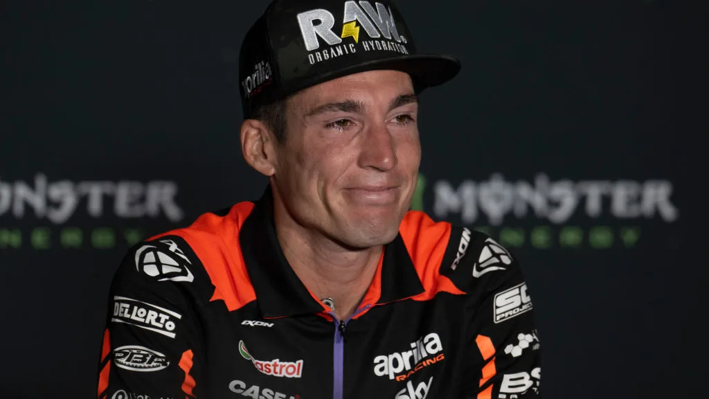 Aleix Espargar&oacute;, entre l&aacute;grimas al anunciar su adi&oacute;s