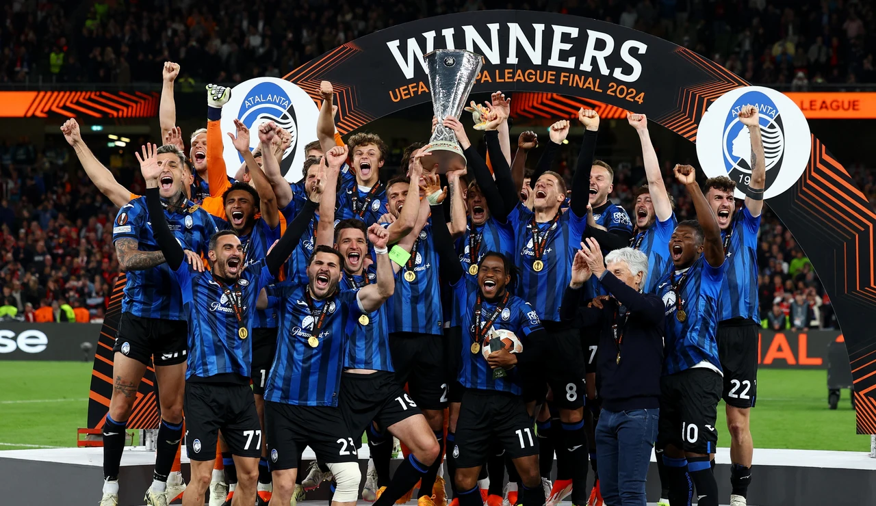 Los jugadores del Atalanta levantan el trofeo de la Europa League al cielo de Dublín
