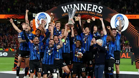 Los jugadores del Atalanta levantan el trofeo de la Europa League al cielo de Dublín