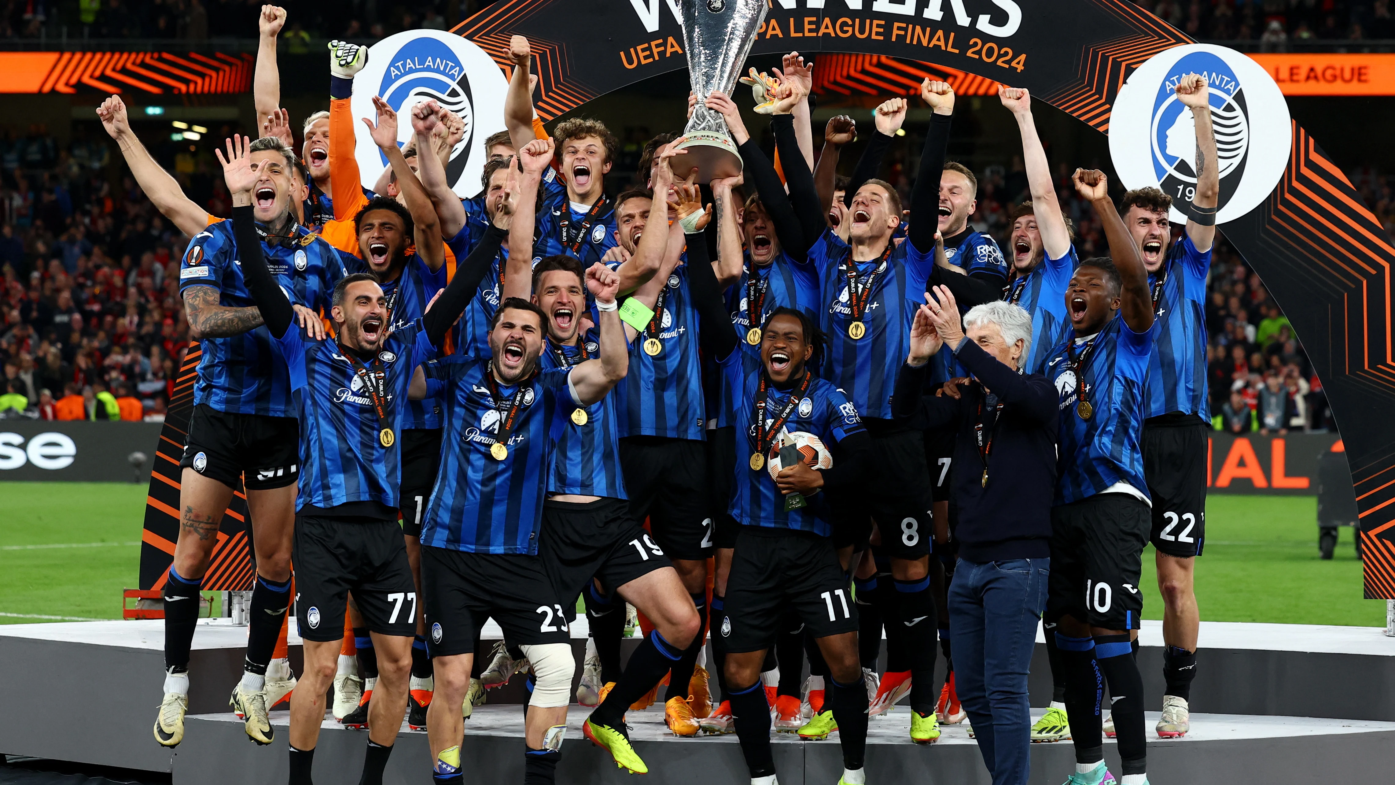 Los jugadores del Atalanta levantan el trofeo de la Europa League al cielo de Dublín Los jugadores del Atalanta levantan el trofeo de la Europa League al cielo de Dublín