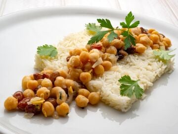 Arguiñano: receta de salteado de garbanzos y pasas con arroz, una fiesta de legumbres y cereales