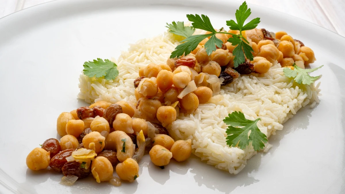 Argui&ntilde;ano: receta de salteado de garbanzos y pasas con arroz, una fiesta de legumbres y cereales