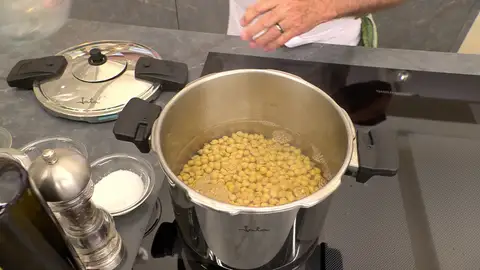 Cuando empiece a hervir, introduce los garbanzos Cuando empiece a hervir, introduce los garbanzos