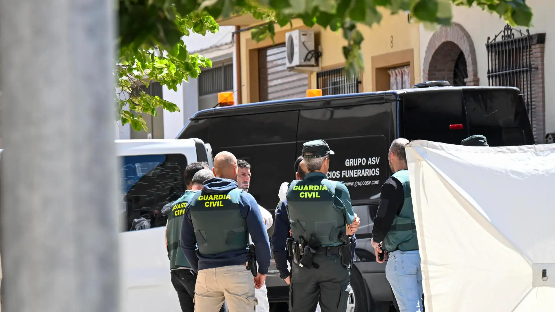 Agentes de la Guardia Civil en las inmediaciones del domicilio en el que ocurri&oacute; el suceso