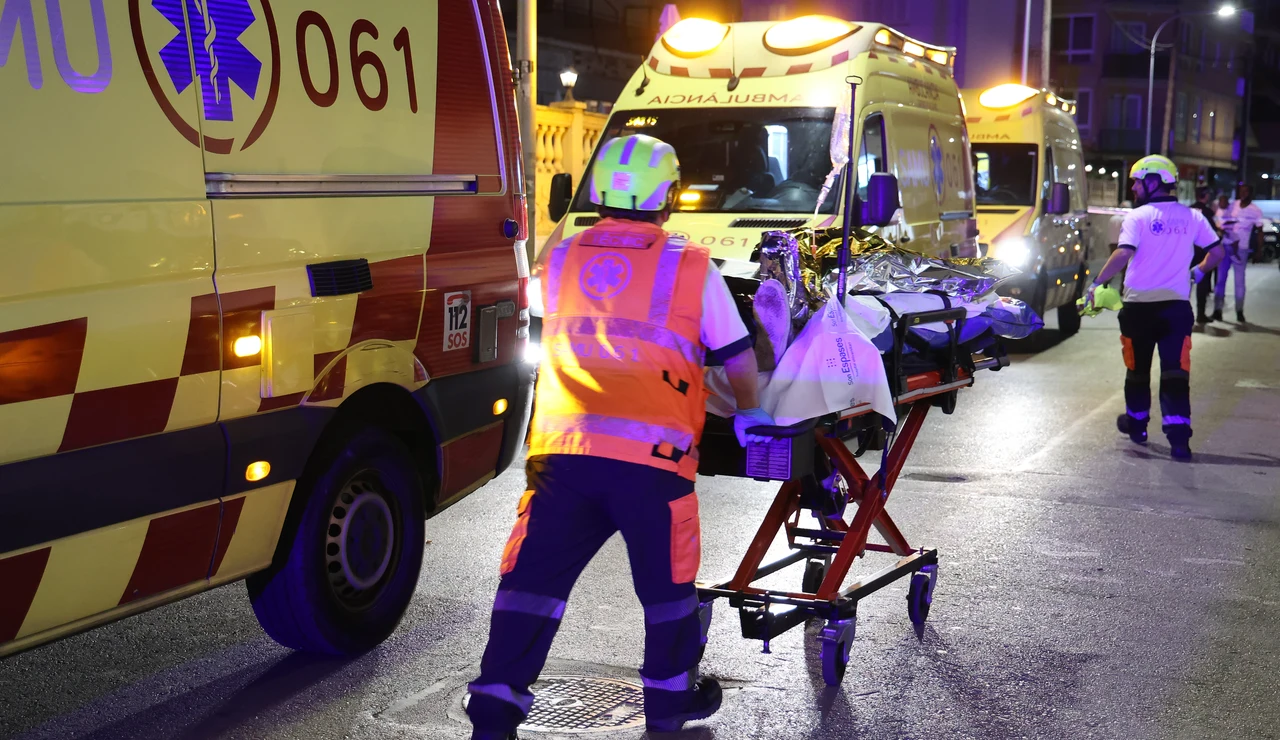 Varios servicios de emergencia evacúan a los heridos en la playa de Palma, a 23 de mayo de 2024, en Palma de Mallorca, Mallorca, Baleares
