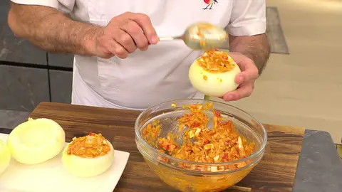 Sazona las cebollas y rellénalas Sazona las cebollas y rellénalas